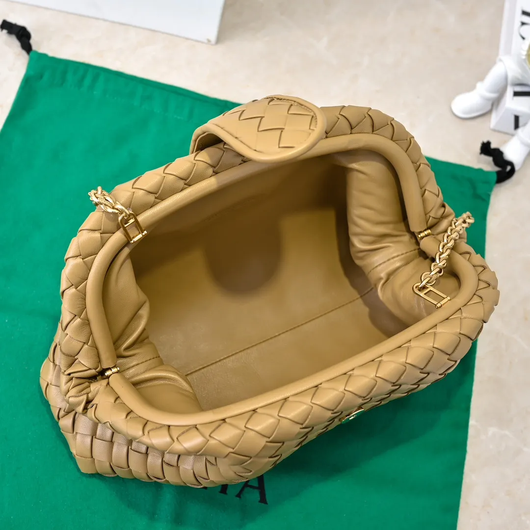 Batch 2260 Bitters Venetia 2024 summer series brings Lauren 1980 handbags back to the public eye. The design of the bag is inspired by ancient Roman architecture. It uses the brand's iconic Intrecciato lambskin woven bag body with a hard frame. No logo can be seen on the whole bag. It is equipped with a leather woven metal chain. When using it as a clutch, just put the chain directly in the bag ~ showing an elegant and timeless style. Decades later, when Lauren Hutton once again walked on the Bottega Venetia spring and summer show with this bag, the charm of the year still remains intact despite the passage of time. Size: 31.5*16.5*11 Style No.: 5807